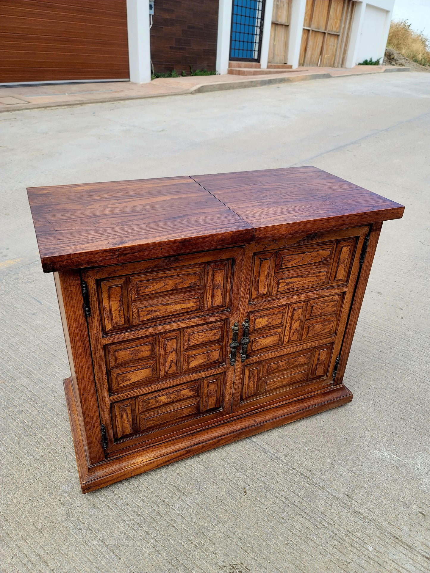 Wooden Cabinet with Extendable Top – Artisanal Nobility and Versatility✨🪶
