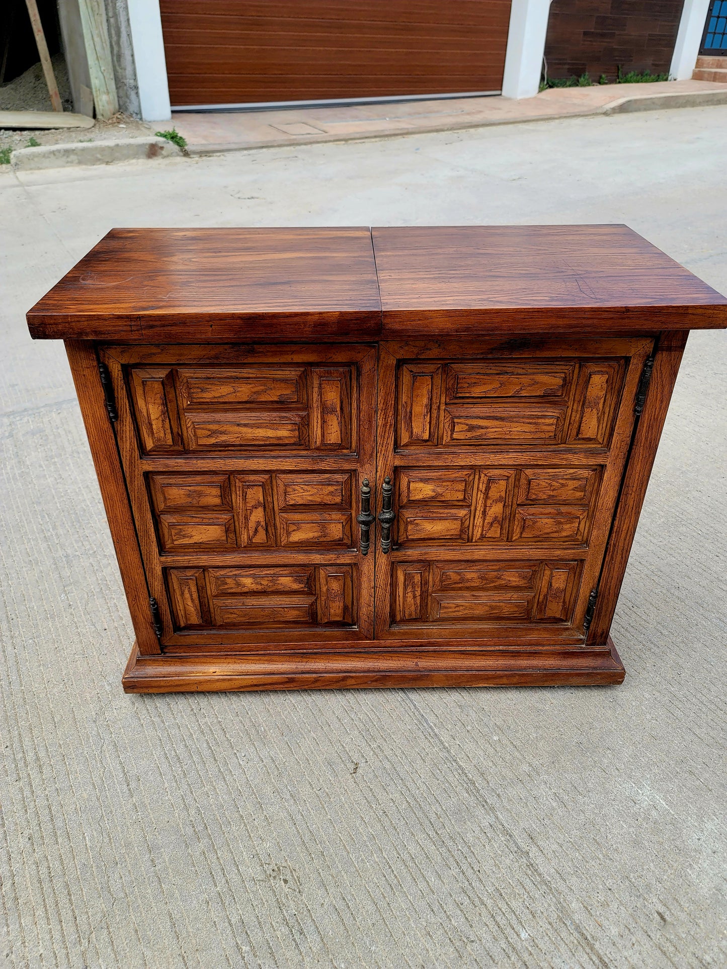 Wooden Cabinet with Extendable Top – Artisanal Nobility and Versatility✨🪶