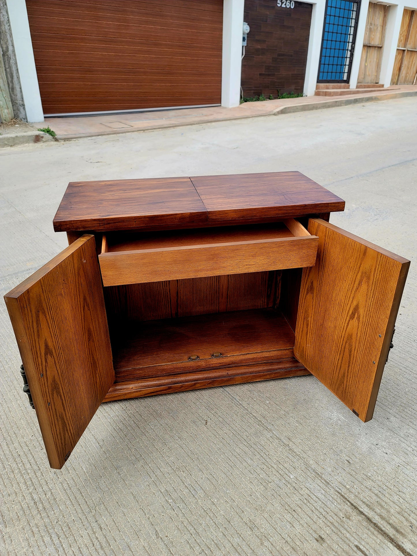 Wooden Cabinet with Extendable Top – Artisanal Nobility and Versatility✨🪶