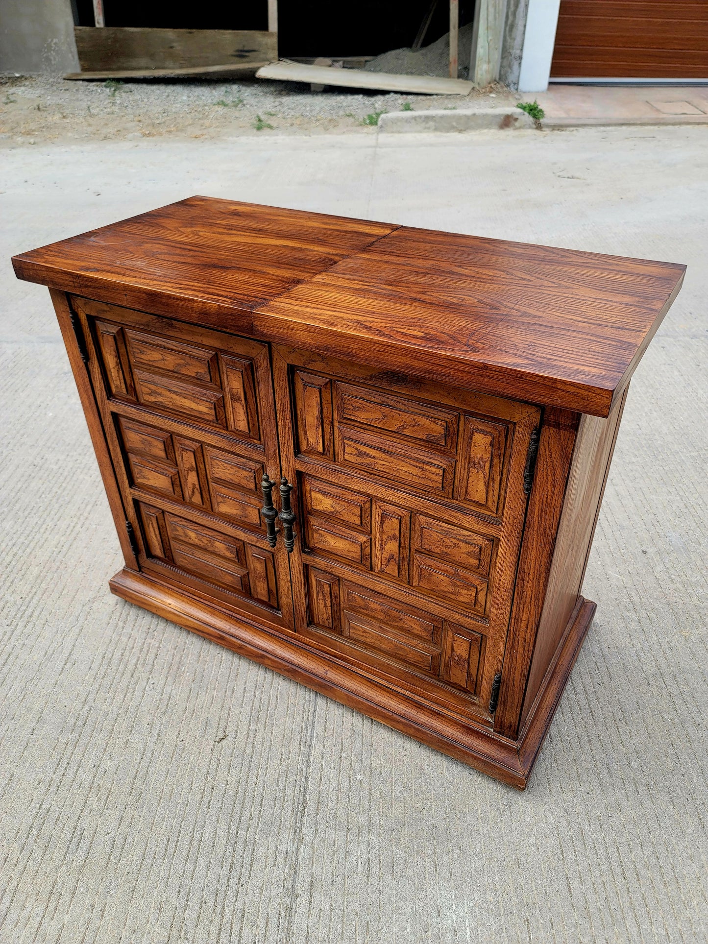Wooden Cabinet with Extendable Top – Artisanal Nobility and Versatility✨🪶