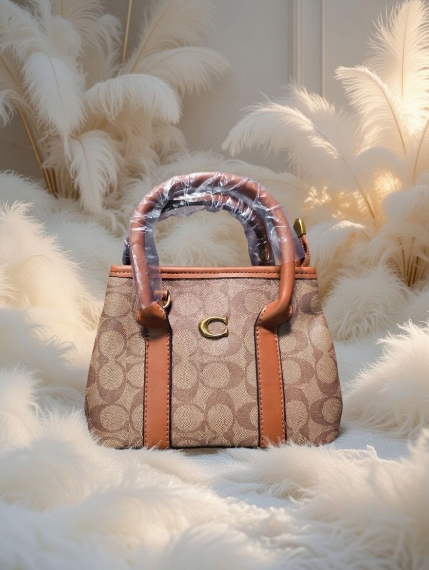 🕊️👜 Coach Beige Handbag for Women – Timeless Elegance and Sophisticated Character ✨🌸