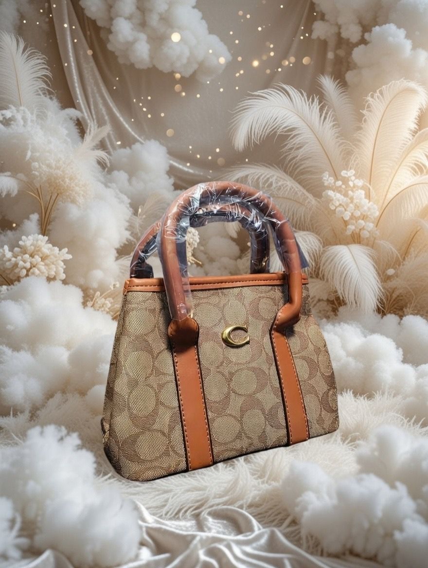 🕊️👜 Coach Beige Handbag for Women – Timeless Elegance and Sophisticated Character ✨🌸