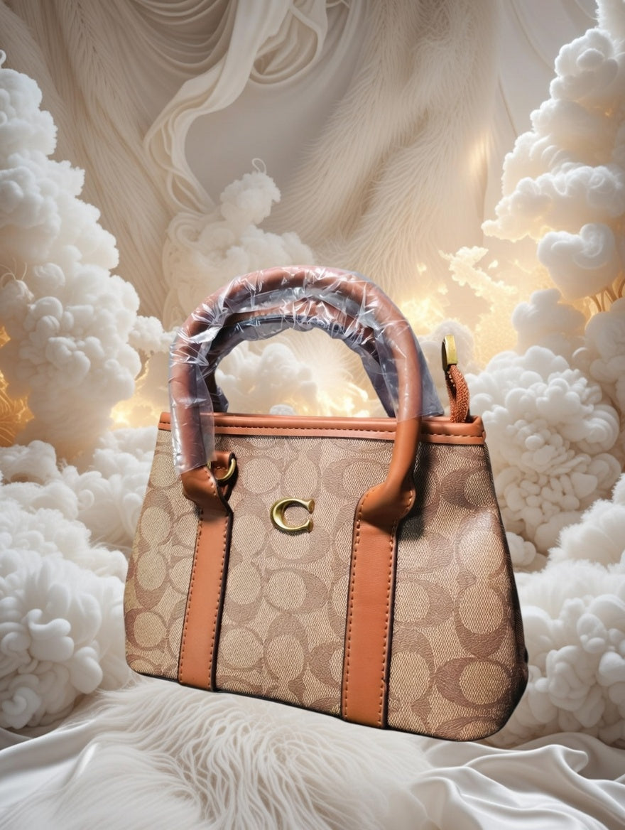 🕊️👜 Coach Beige Handbag for Women – Timeless Elegance and Sophisticated Character ✨🌸