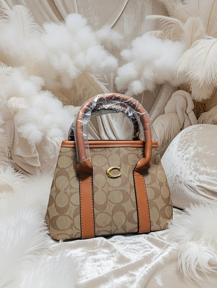 🕊️👜 Coach Beige Handbag for Women – Timeless Elegance and Sophisticated Character ✨🌸