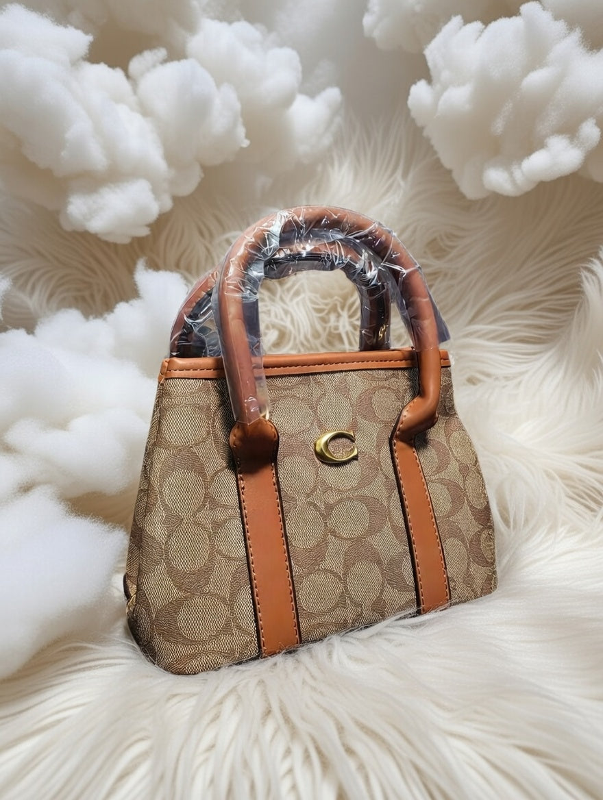 🕊️👜 Coach Beige Handbag for Women – Timeless Elegance and Sophisticated Character ✨🌸