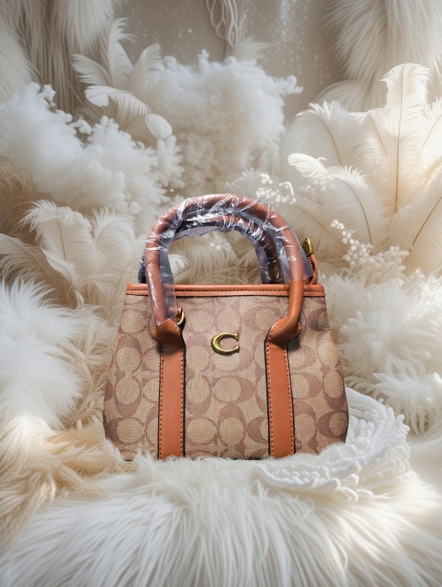 🕊️👜 Coach Beige Handbag for Women – Timeless Elegance and Sophisticated Character ✨🌸
