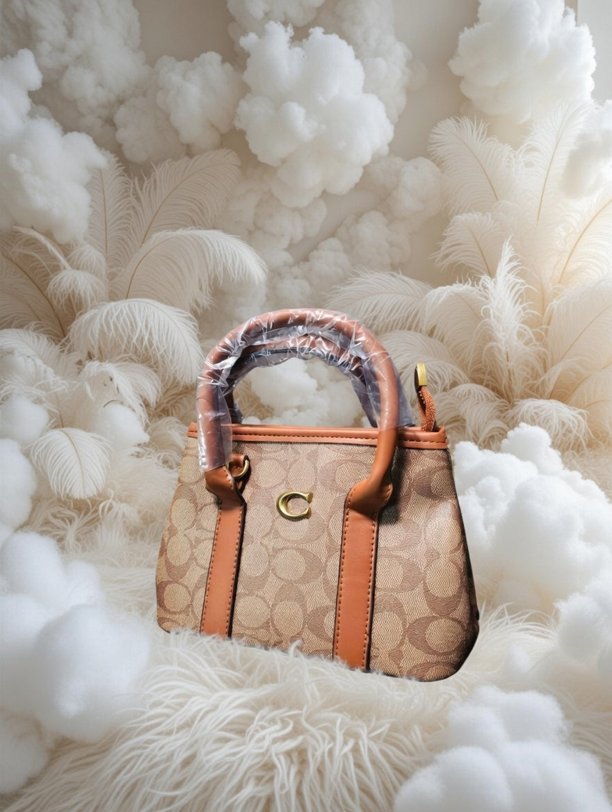 🕊️👜 Coach Beige Handbag for Women – Timeless Elegance and Sophisticated Character ✨🌸