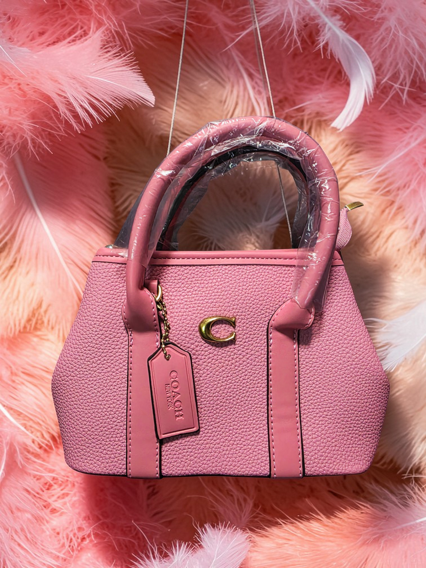 🕊️👜 Coach Pink Handbag for Women – Timeless Sophistication and Feminine Charm ✨🌸