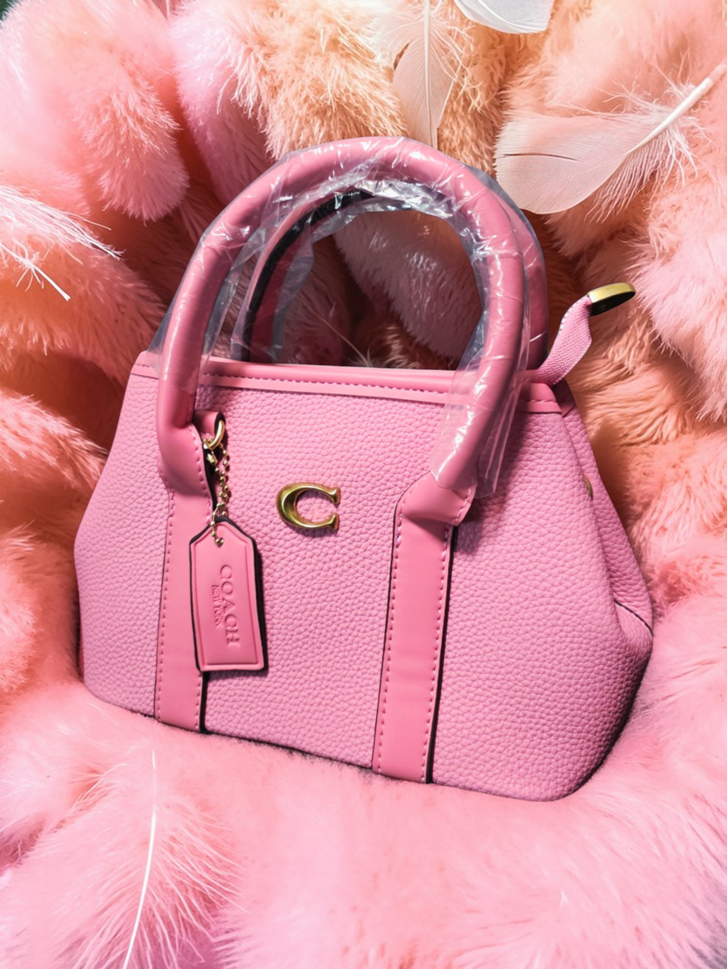 🕊️👜 Coach Pink Handbag for Women – Timeless Sophistication and Feminine Charm ✨🌸