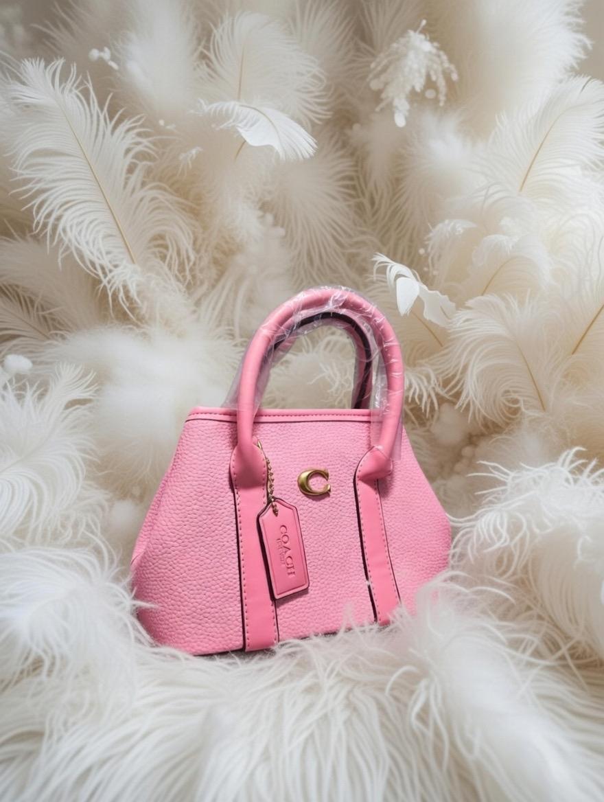 🕊️👜 Coach Pink Handbag for Women – Timeless Sophistication and Feminine Charm ✨🌸