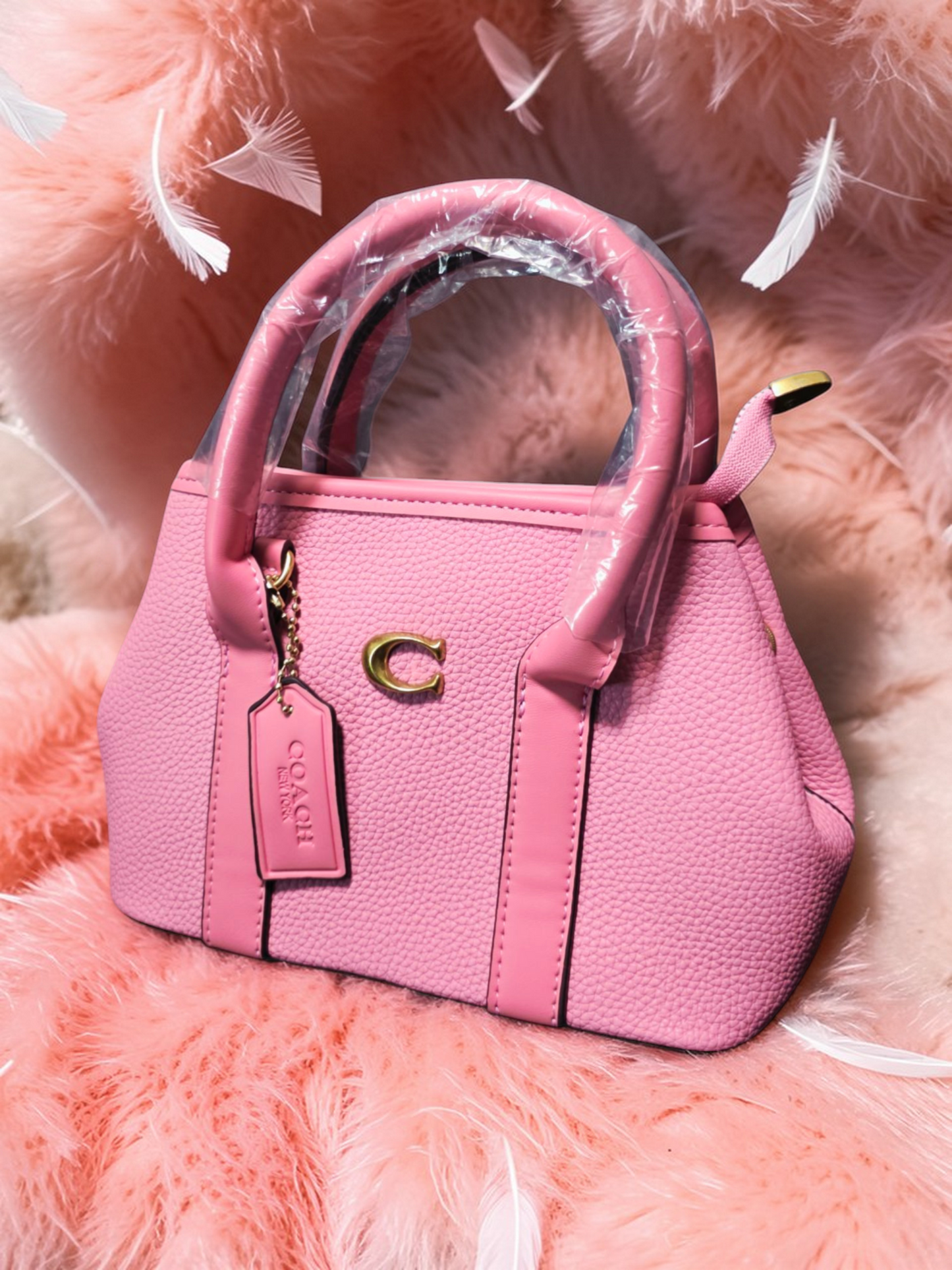 🕊️👜 Coach Pink Handbag for Women – Timeless Sophistication and Feminine Charm ✨🌸