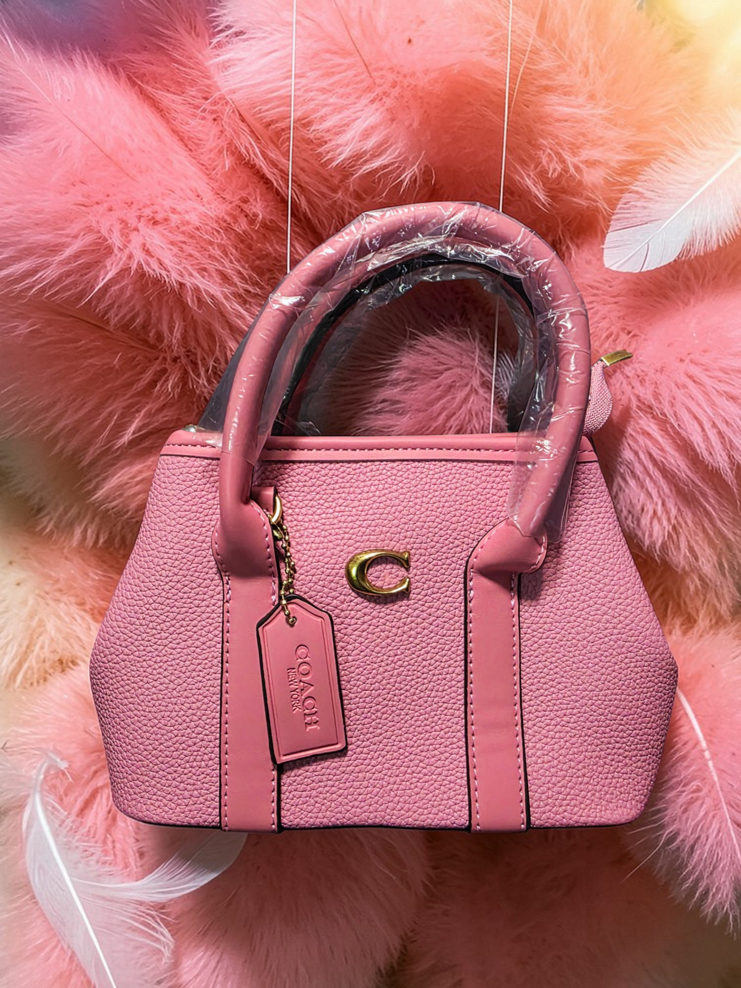 🕊️👜 Coach Pink Handbag for Women – Timeless Sophistication and Feminine Charm ✨🌸