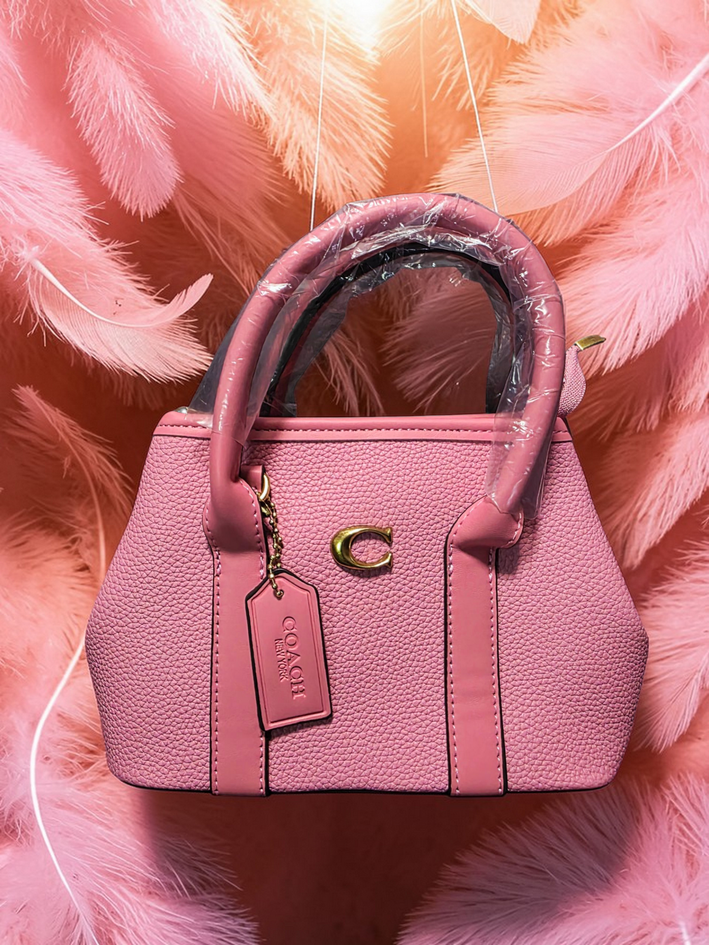 🕊️👜 Coach Pink Handbag for Women – Timeless Sophistication and Feminine Charm ✨🌸