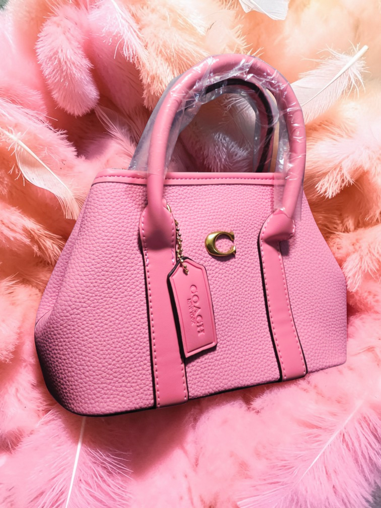🕊️👜 Coach Pink Handbag for Women – Timeless Sophistication and Feminine Charm ✨🌸