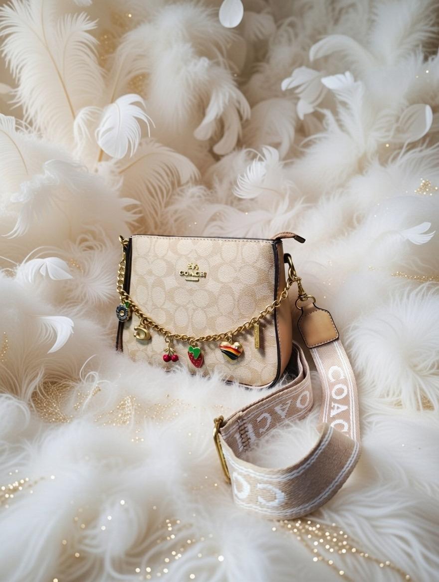 🍓👜 Coach New York Women's Bag – Timeless Charm and Feminine Distinction ✨🌸