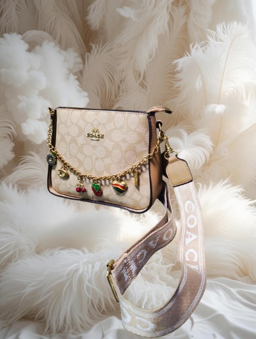 🍓👜 Coach New York Women's Bag – Timeless Charm and Feminine Distinction ✨🌸