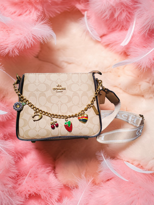 🍓👜 Coach New York Women's Bag – Timeless Charm and Feminine Distinction ✨🌸