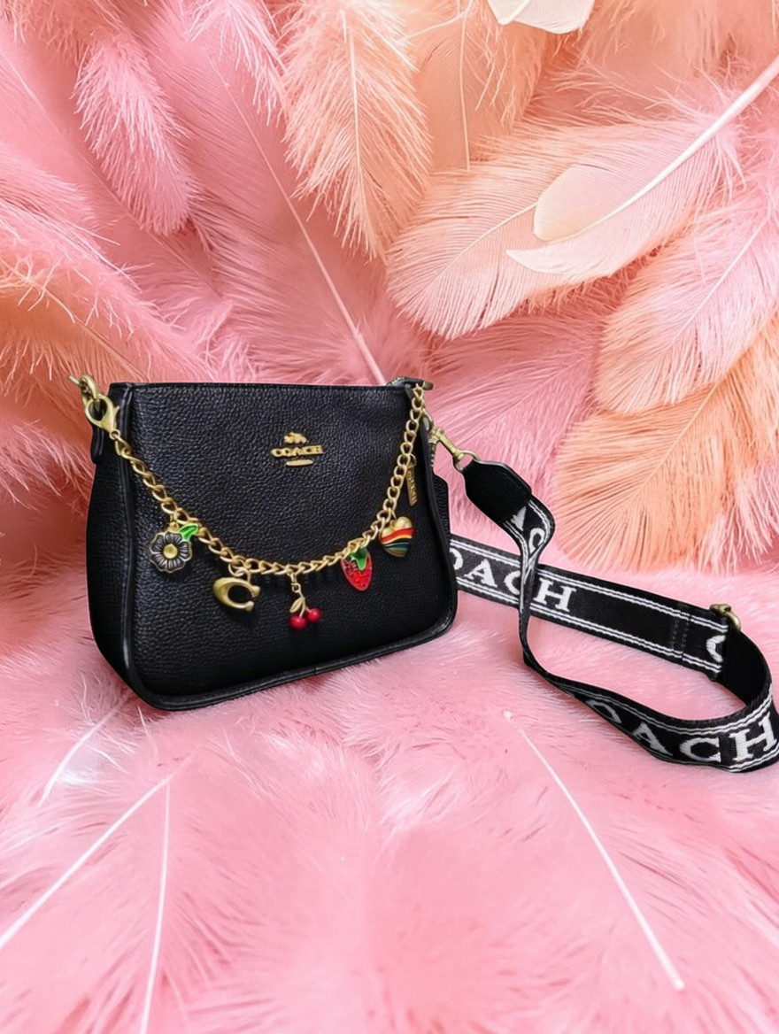 🕊️👜 Coach New York Black Handbag for Women – Timeless Sophistication and Distinguished Character ✨🌸