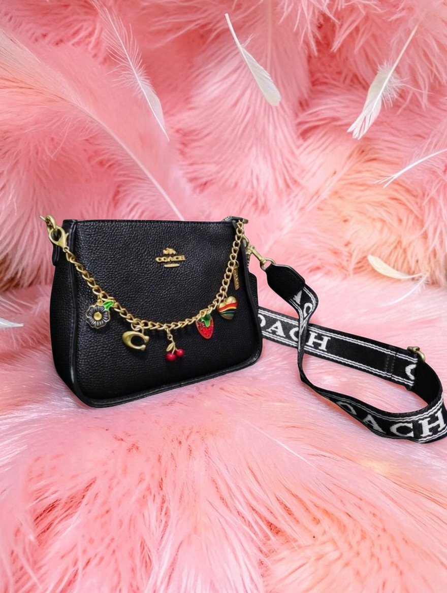 🕊️👜 Coach New York Black Handbag for Women – Timeless Sophistication and Distinguished Character ✨🌸