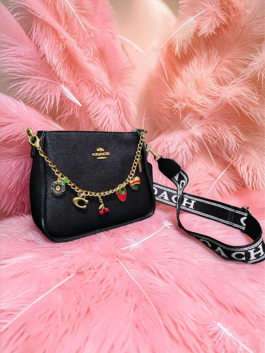 🕊️👜 Coach New York Black Handbag for Women – Timeless Sophistication and Distinguished Character ✨🌸