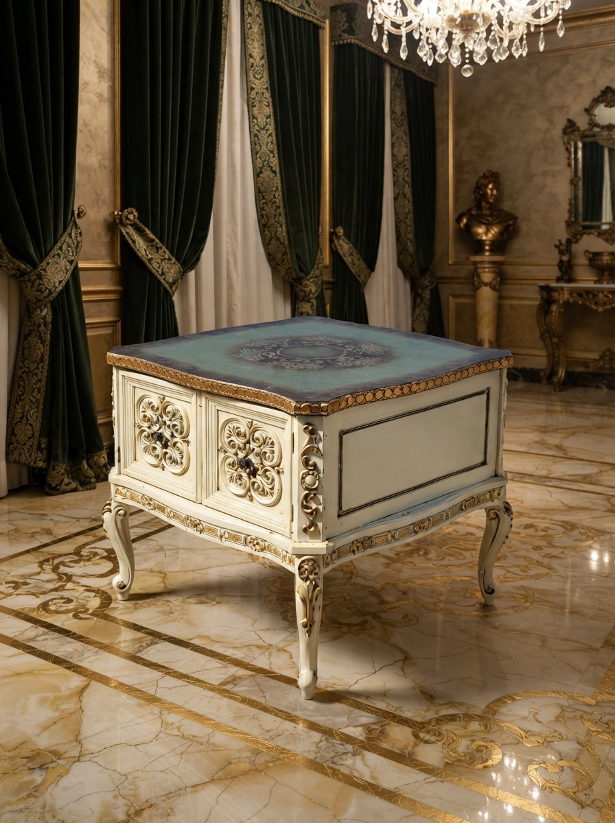 Italian Table with Carved Details and Gold Leaf Decoration 🏛️🌟🏛️
