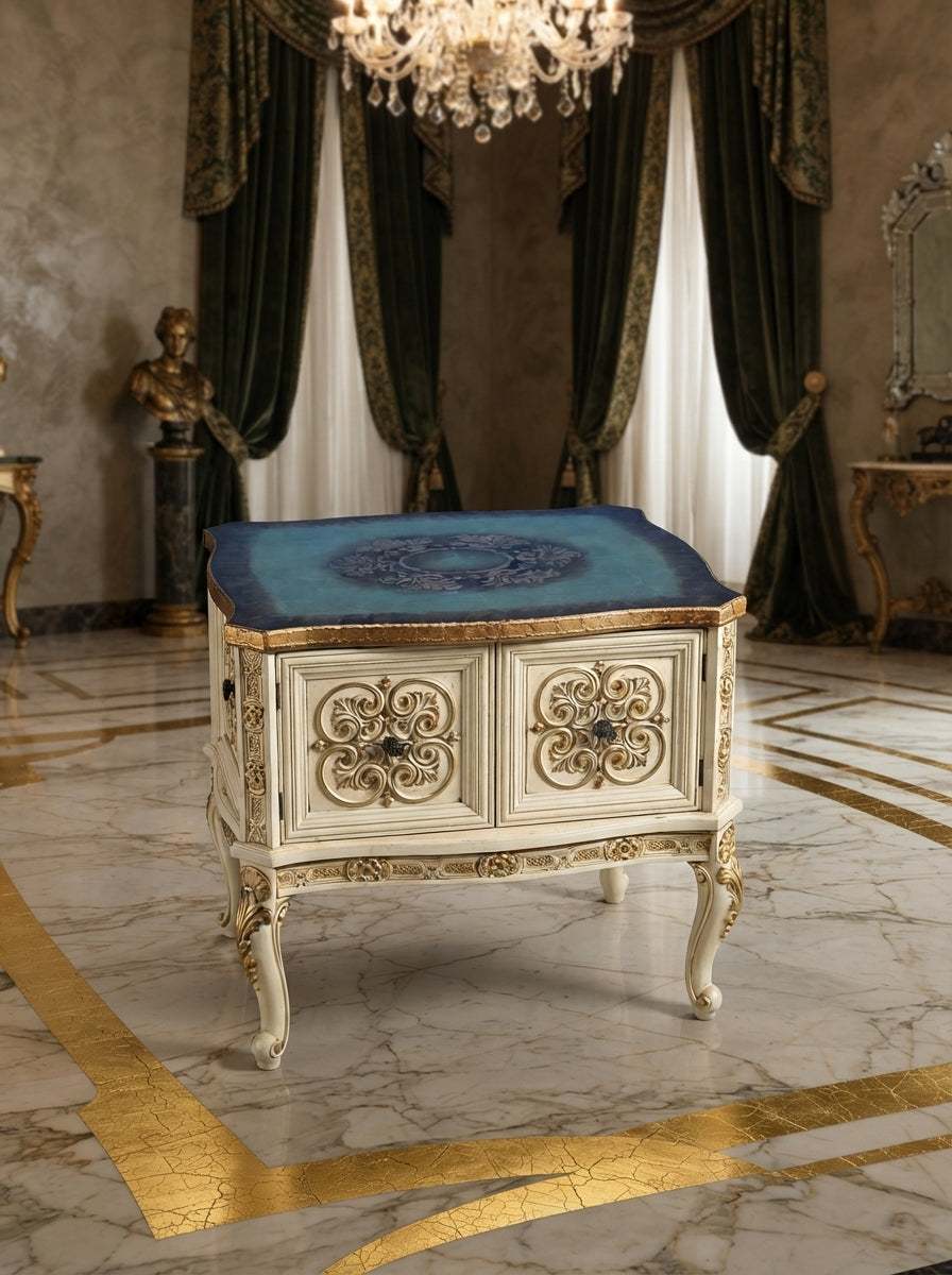 Italian Table with Carved Details and Gold Leaf Decoration 🏛️🌟🏛️
