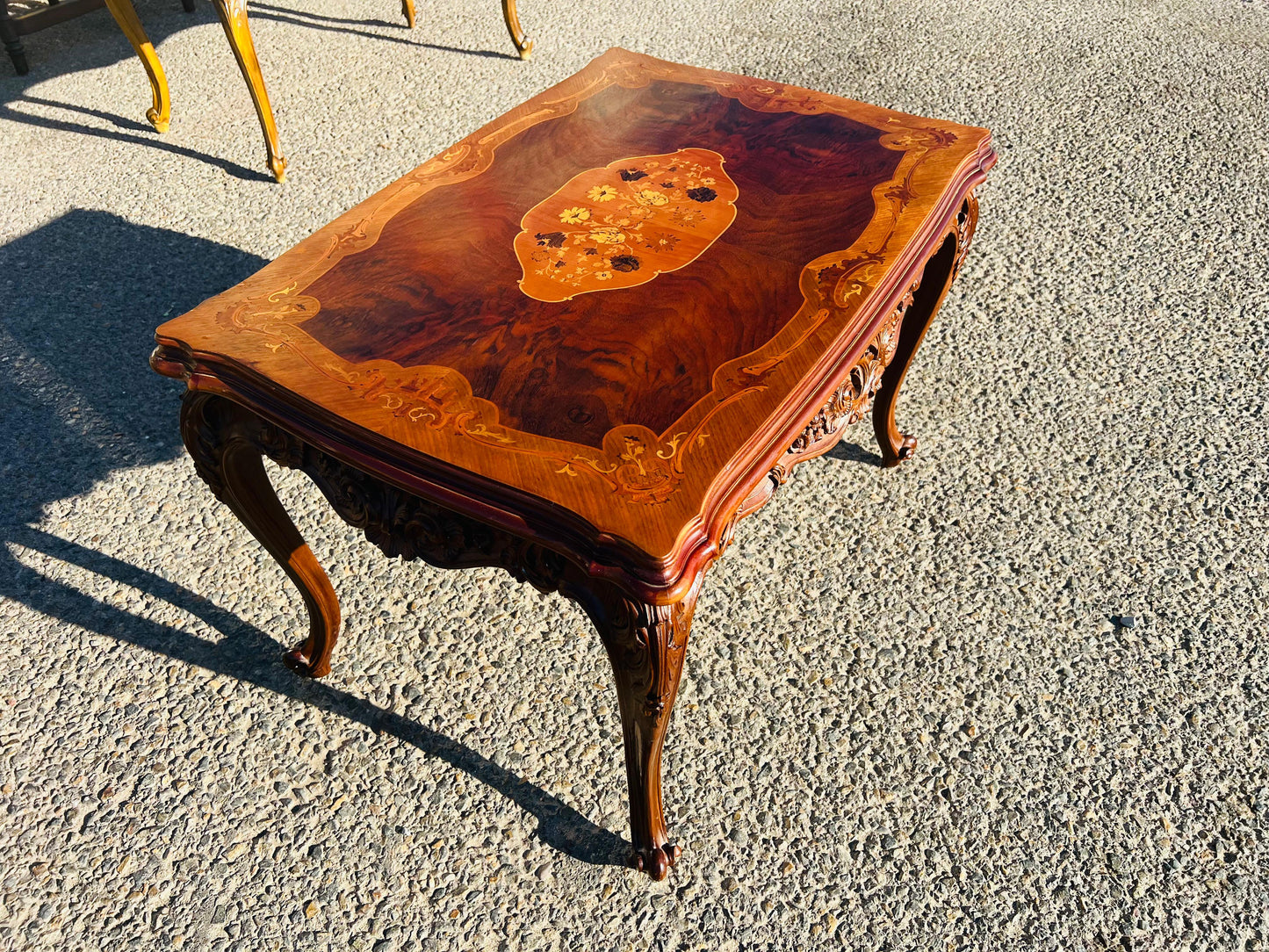Mesa Antigua Con Incrustaciones En La Madera ✨
