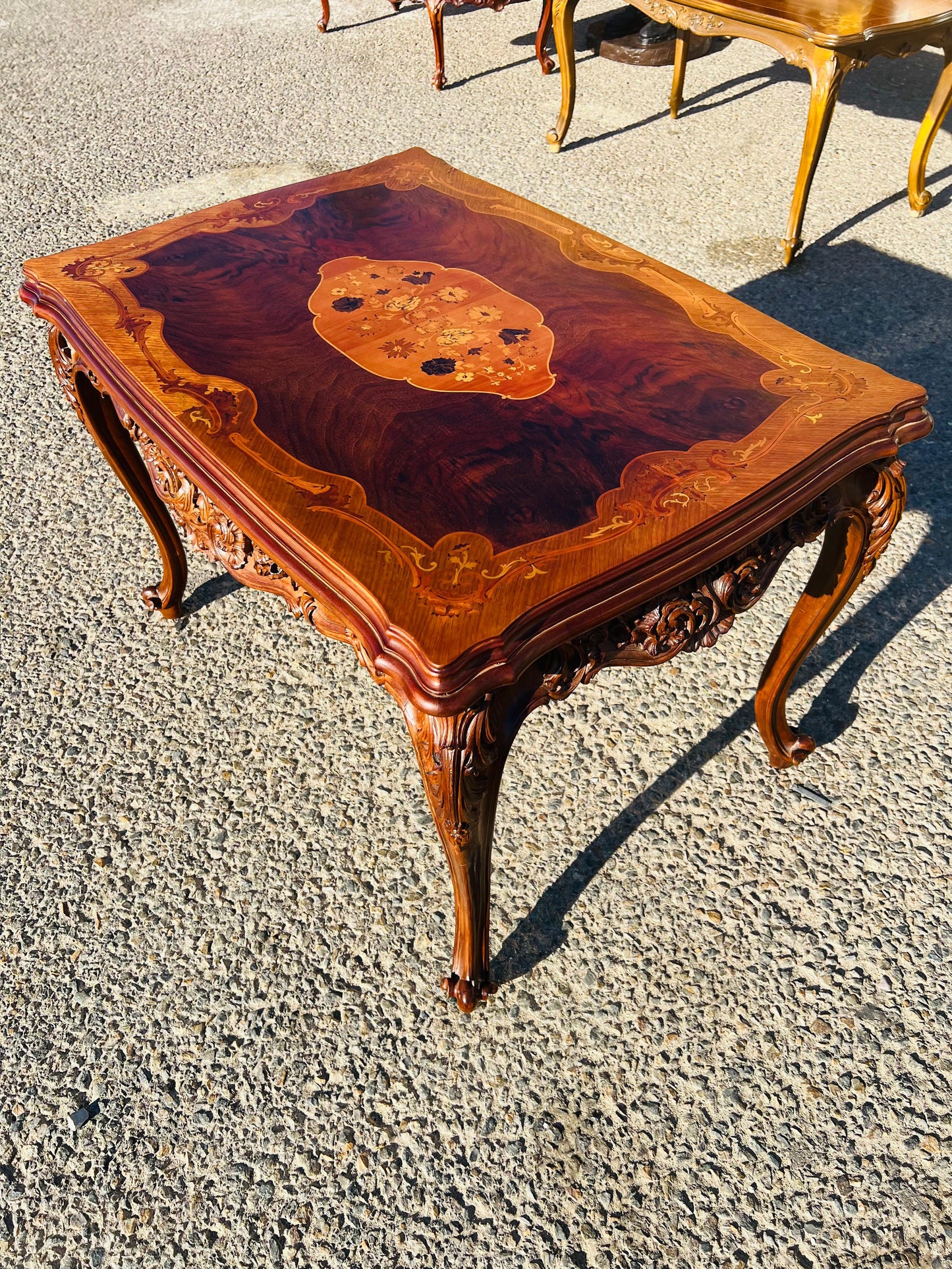 Mesa Antigua Con Incrustaciones En La Madera ✨