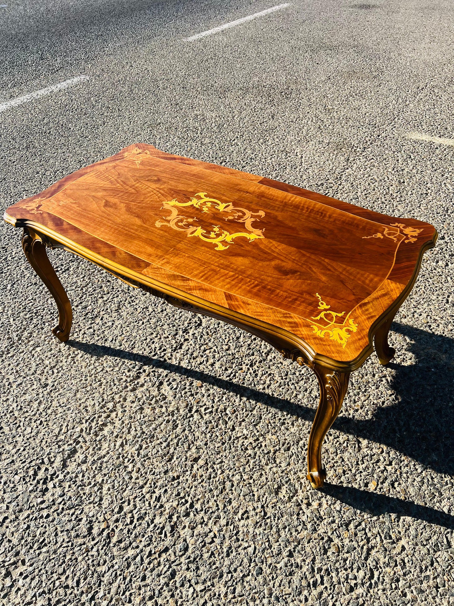 Par de Mesitas Antiguas Europeas – Elegancia y Marquetería Artesanal ✨🏛️🌟