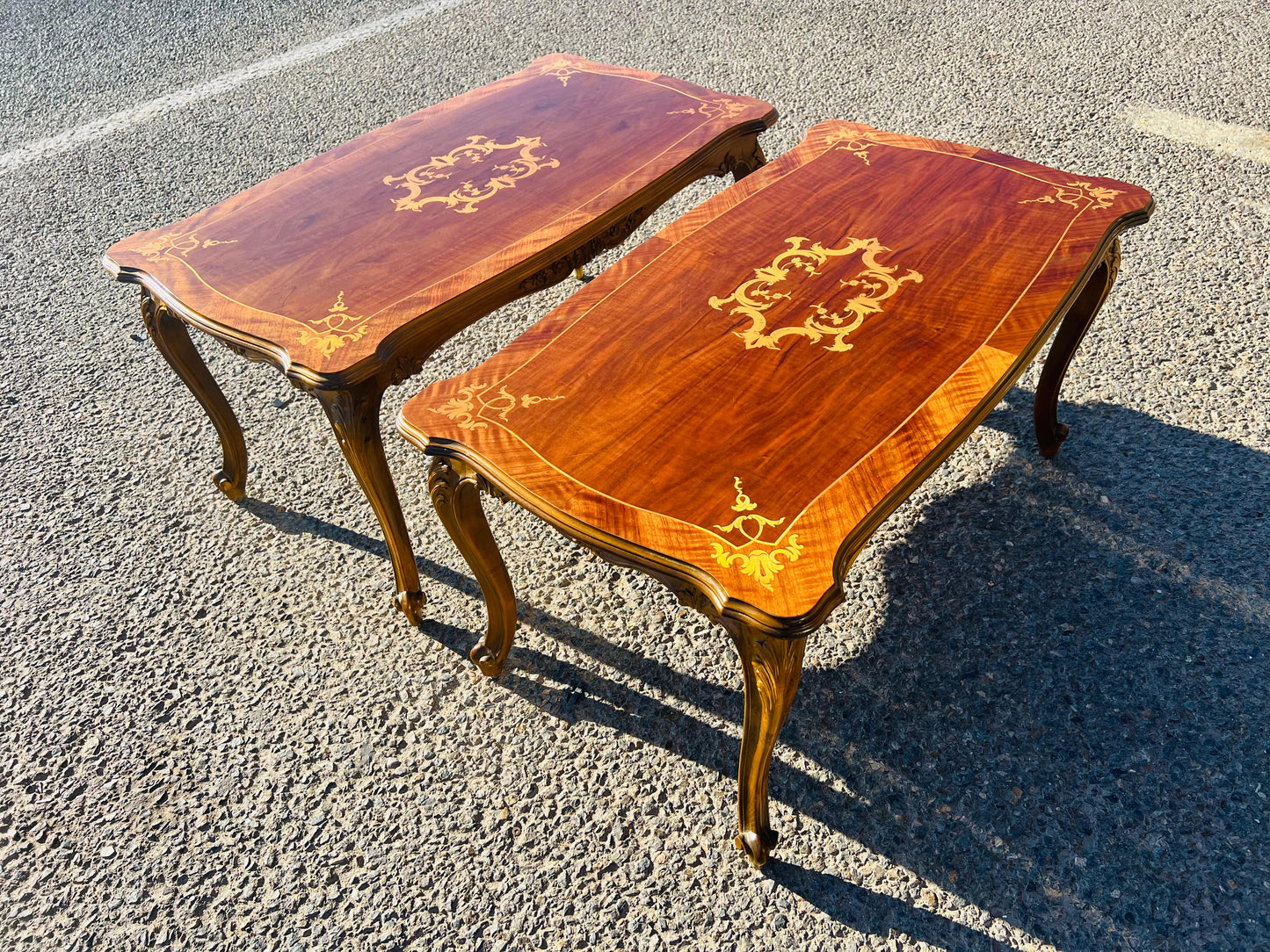 Par de Mesitas Antiguas Europeas – Elegancia y Marquetería Artesanal ✨🏛️🌟