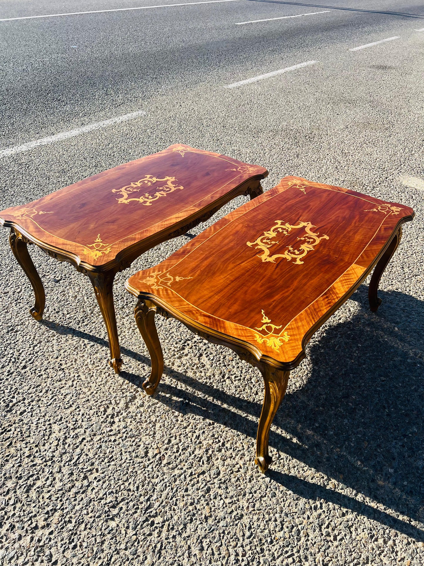Par de Mesitas Antiguas Europeas – Elegancia y Marquetería Artesanal ✨🏛️🌟