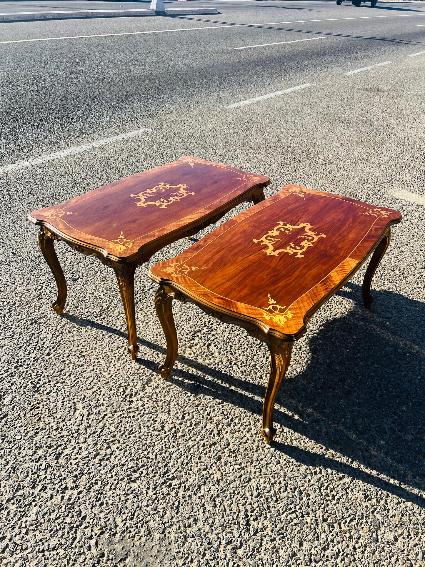 Par de Mesitas Antiguas Europeas – Elegancia y Marquetería Artesanal ✨🏛️🌟