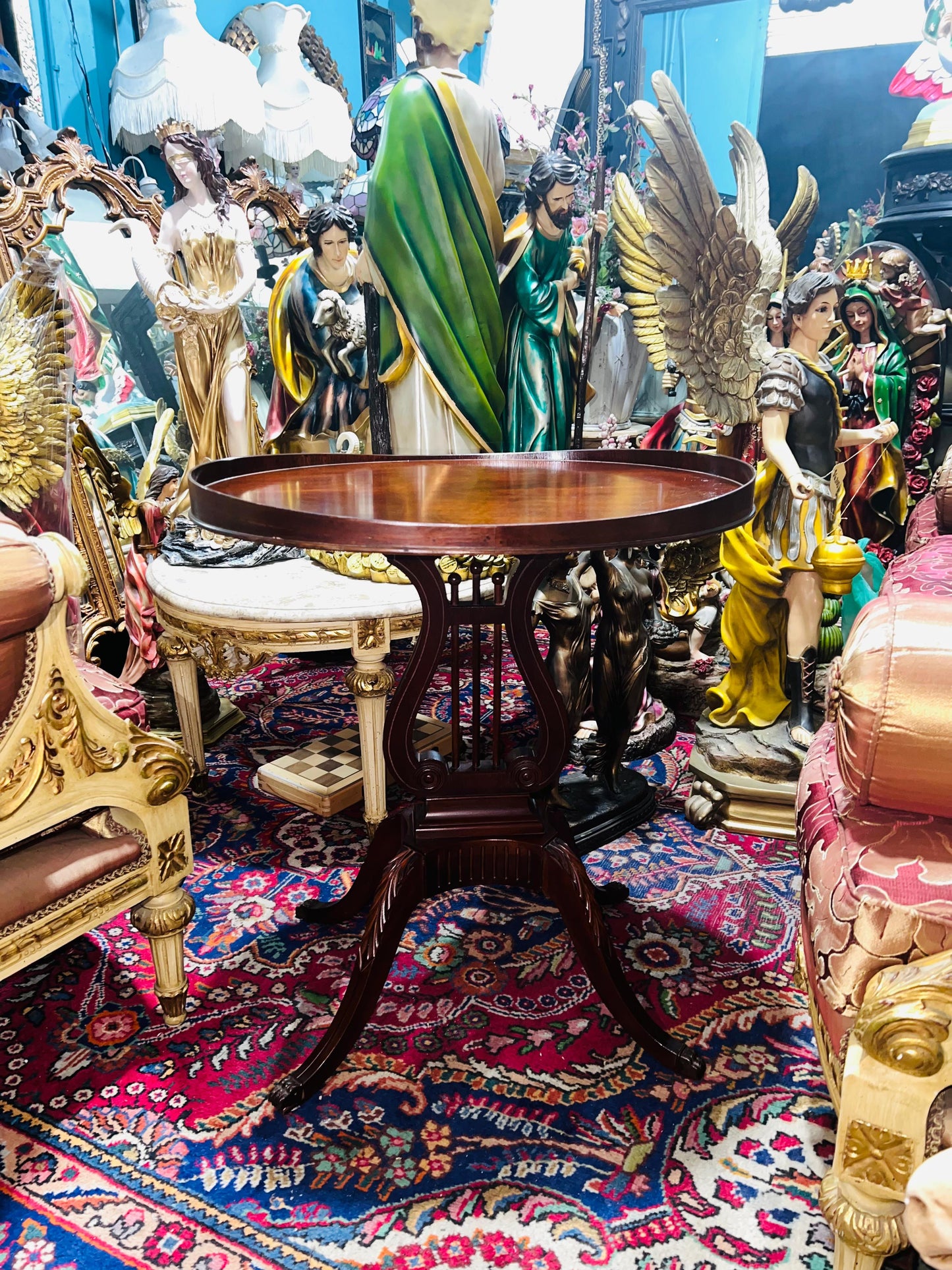 Par de Mesas Mid-Century laterales de madera con Forma de Arpa y Pies de Garra de Bronce 🪑✨