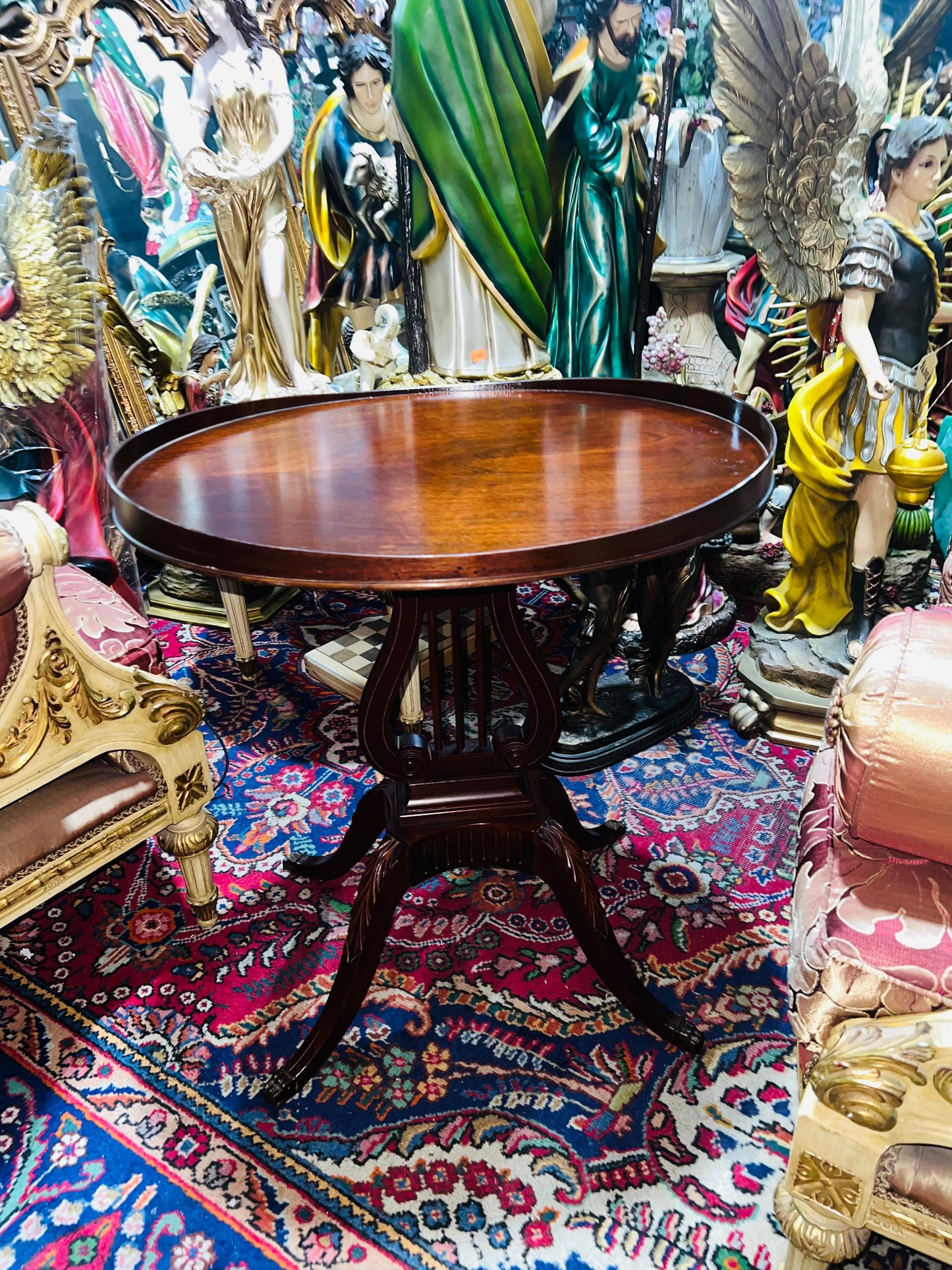Par de Mesas Mid-Century laterales de madera con Forma de Arpa y Pies de Garra de Bronce 🪑✨