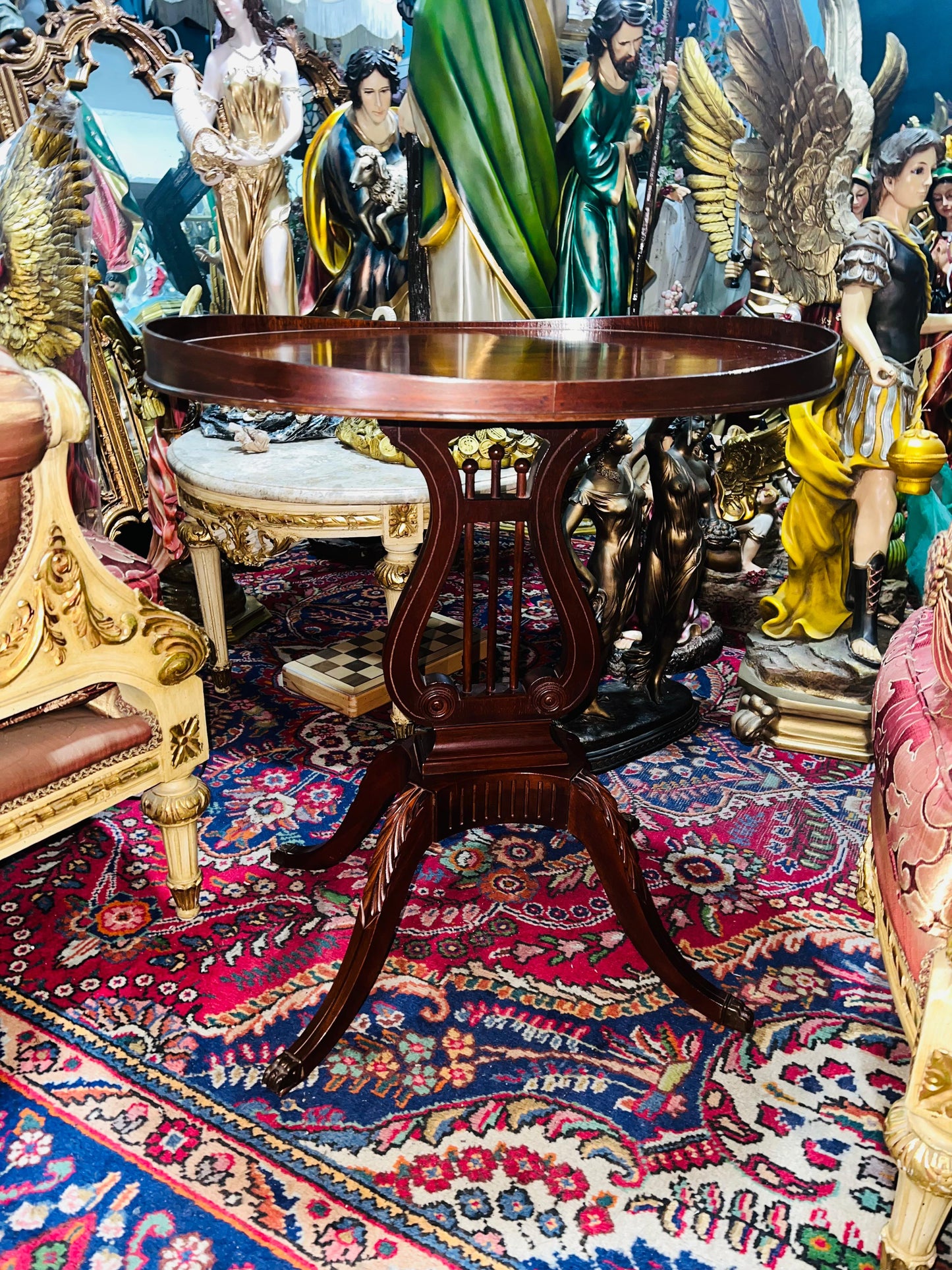 Par de Mesas Mid-Century laterales de madera con Forma de Arpa y Pies de Garra de Bronce 🪑✨