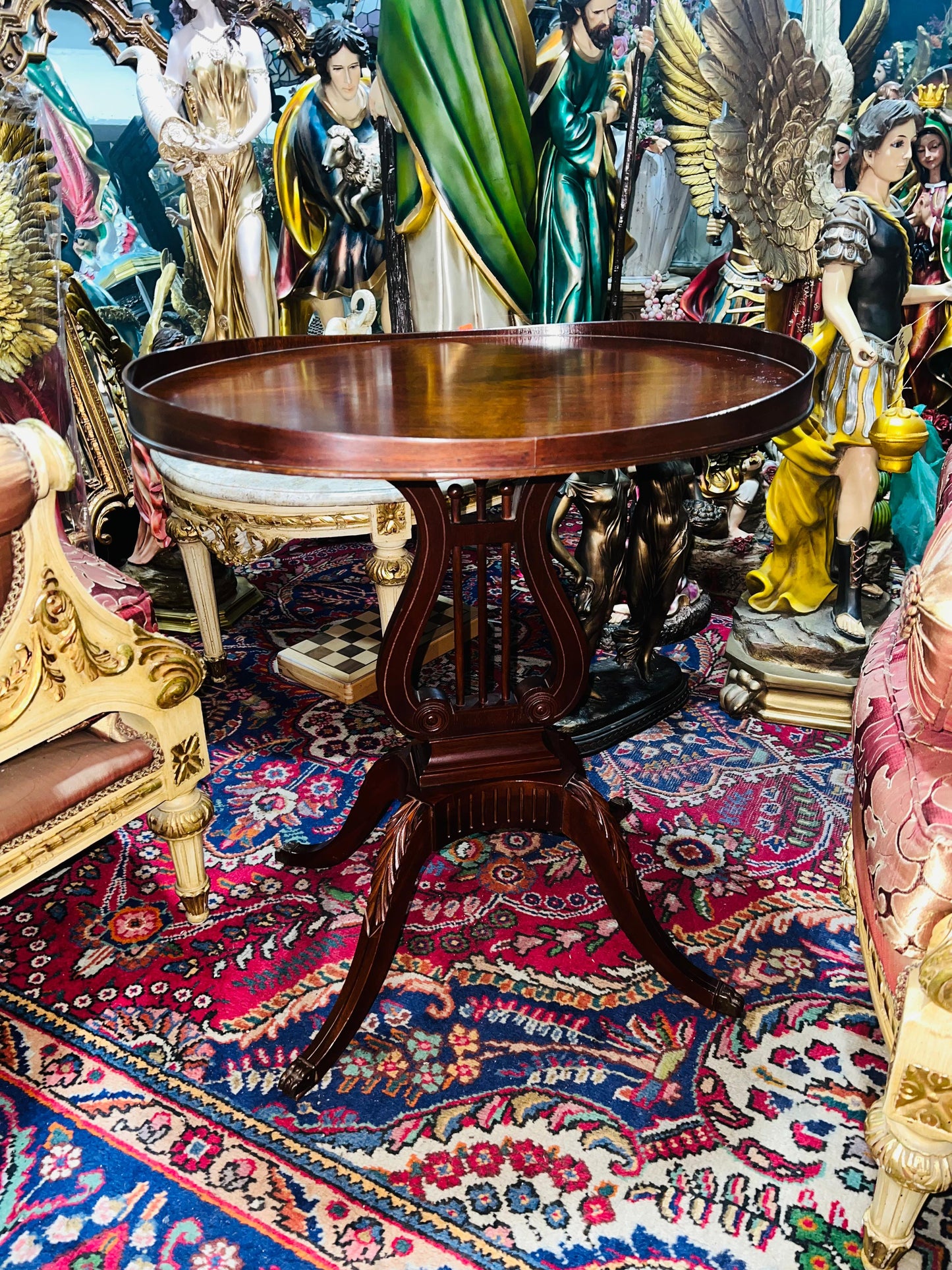 Par de Mesas Mid-Century laterales de madera con Forma de Arpa y Pies de Garra de Bronce 🪑✨