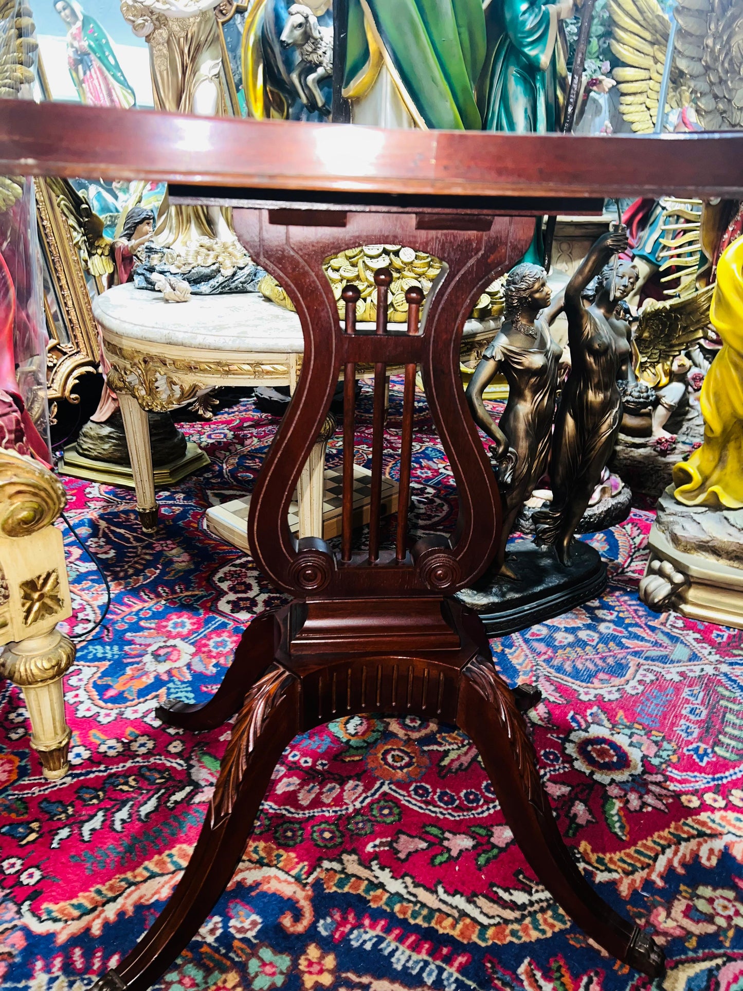 Par de Mesas Mid-Century laterales de madera con Forma de Arpa y Pies de Garra de Bronce 🪑✨