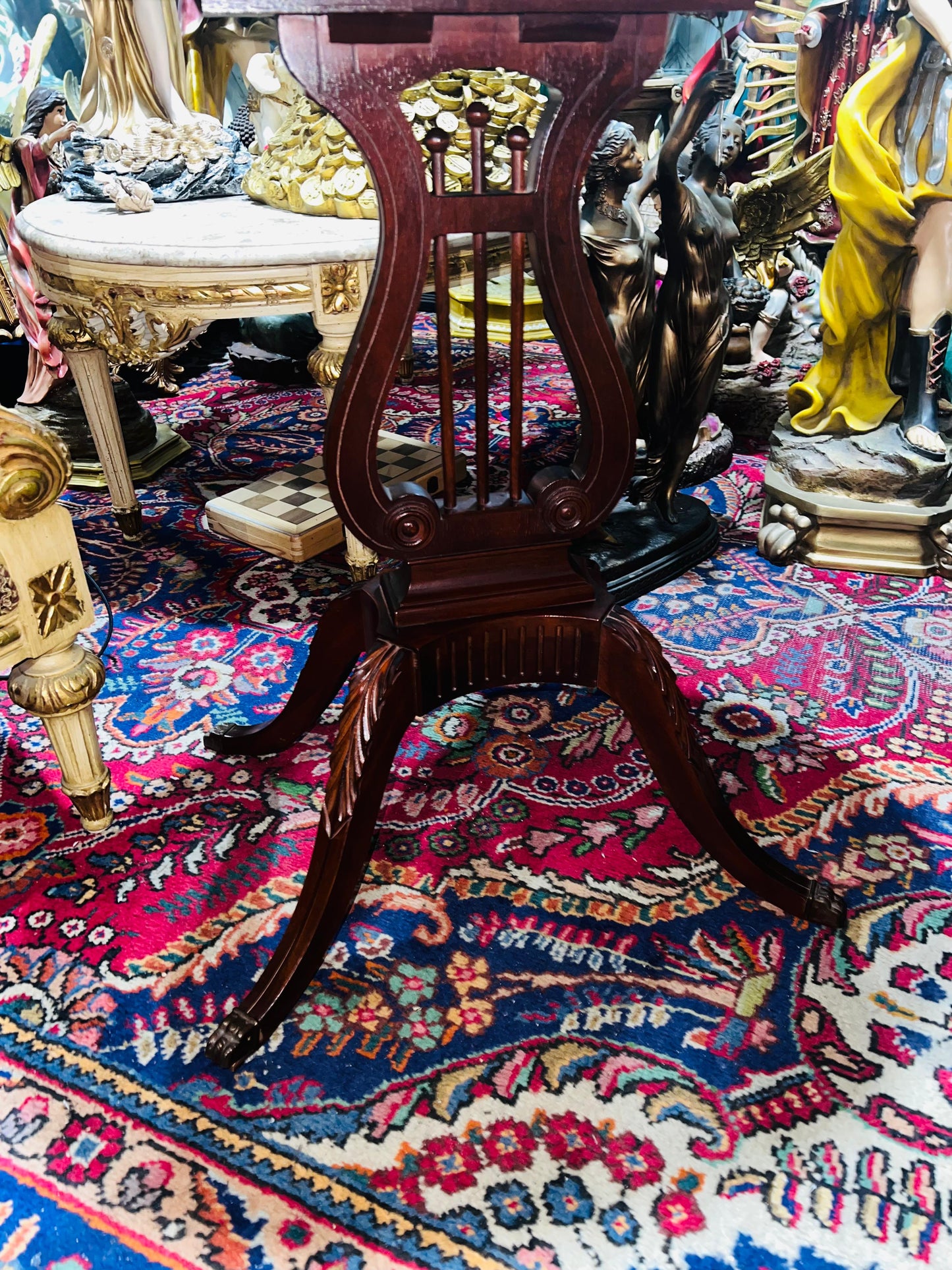 Par de Mesas Mid-Century laterales de madera con Forma de Arpa y Pies de Garra de Bronce 🪑✨