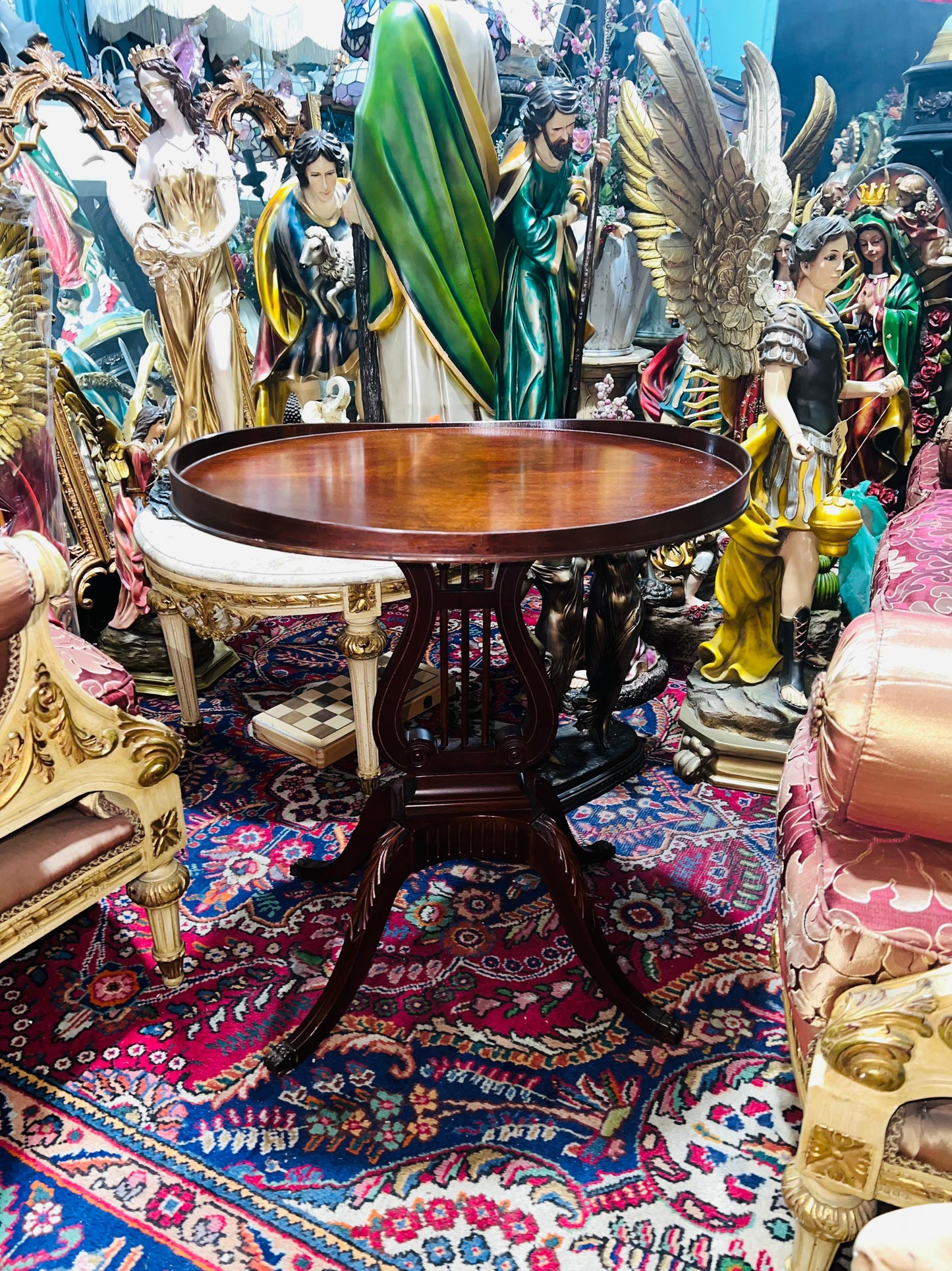 Par de Mesas Mid-Century laterales de madera con Forma de Arpa y Pies de Garra de Bronce 🪑✨
