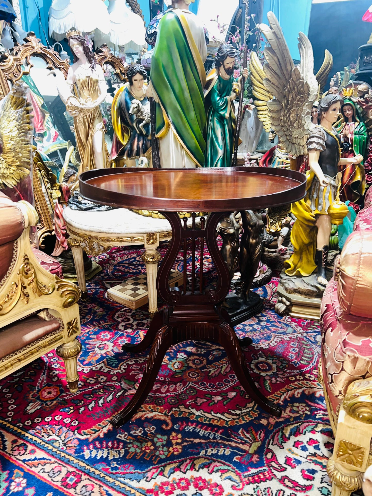 Par de Mesas Mid-Century laterales de madera con Forma de Arpa y Pies de Garra de Bronce 🪑✨