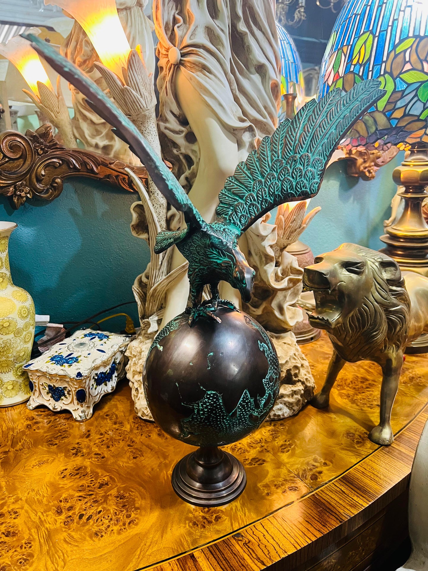 🦅 Escultura en bronce de Águila en Vuelo con Globo Terráqueo en Venta 🦅