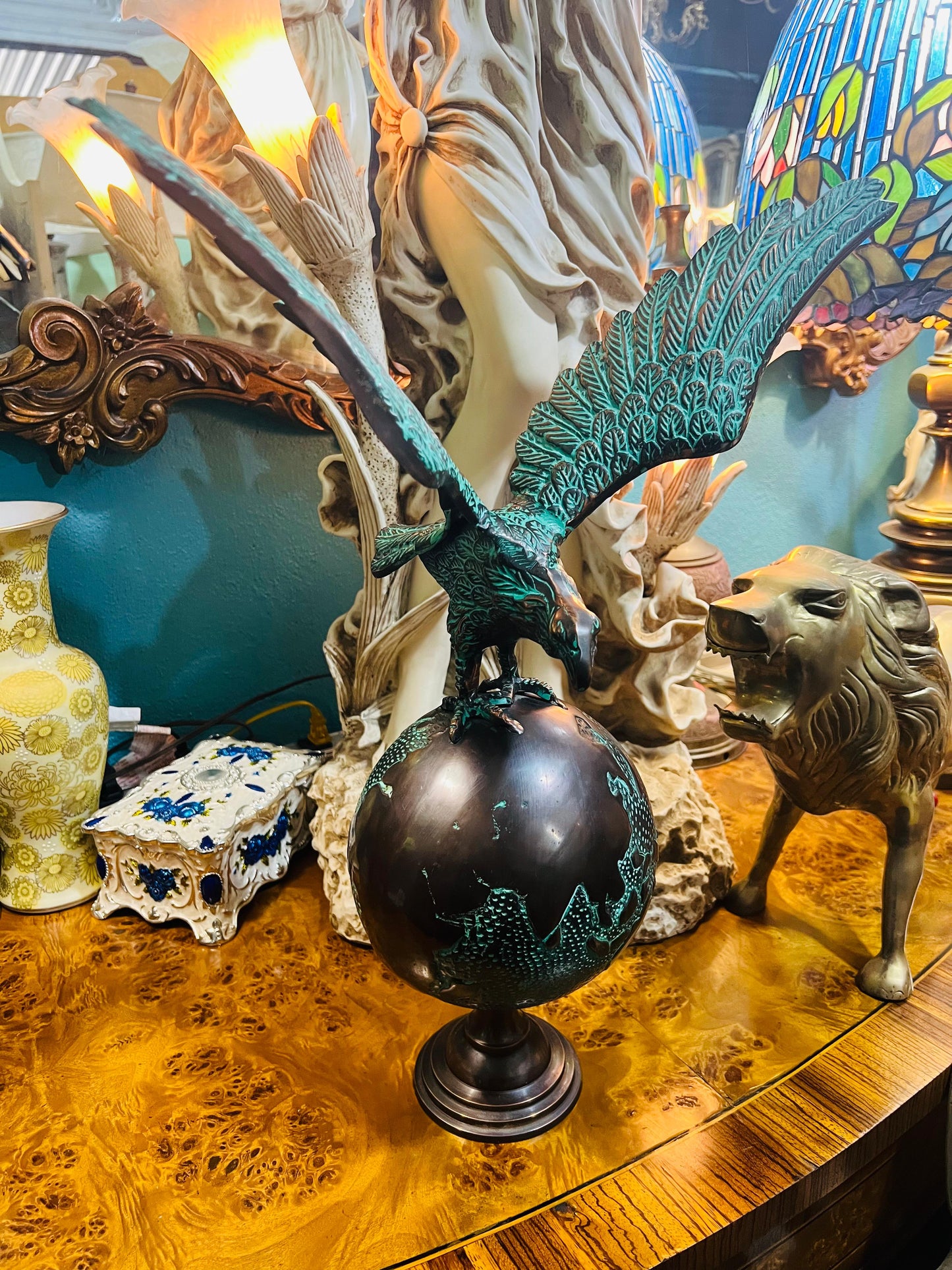 🦅 Escultura en bronce de Águila en Vuelo con Globo Terráqueo en Venta 🦅