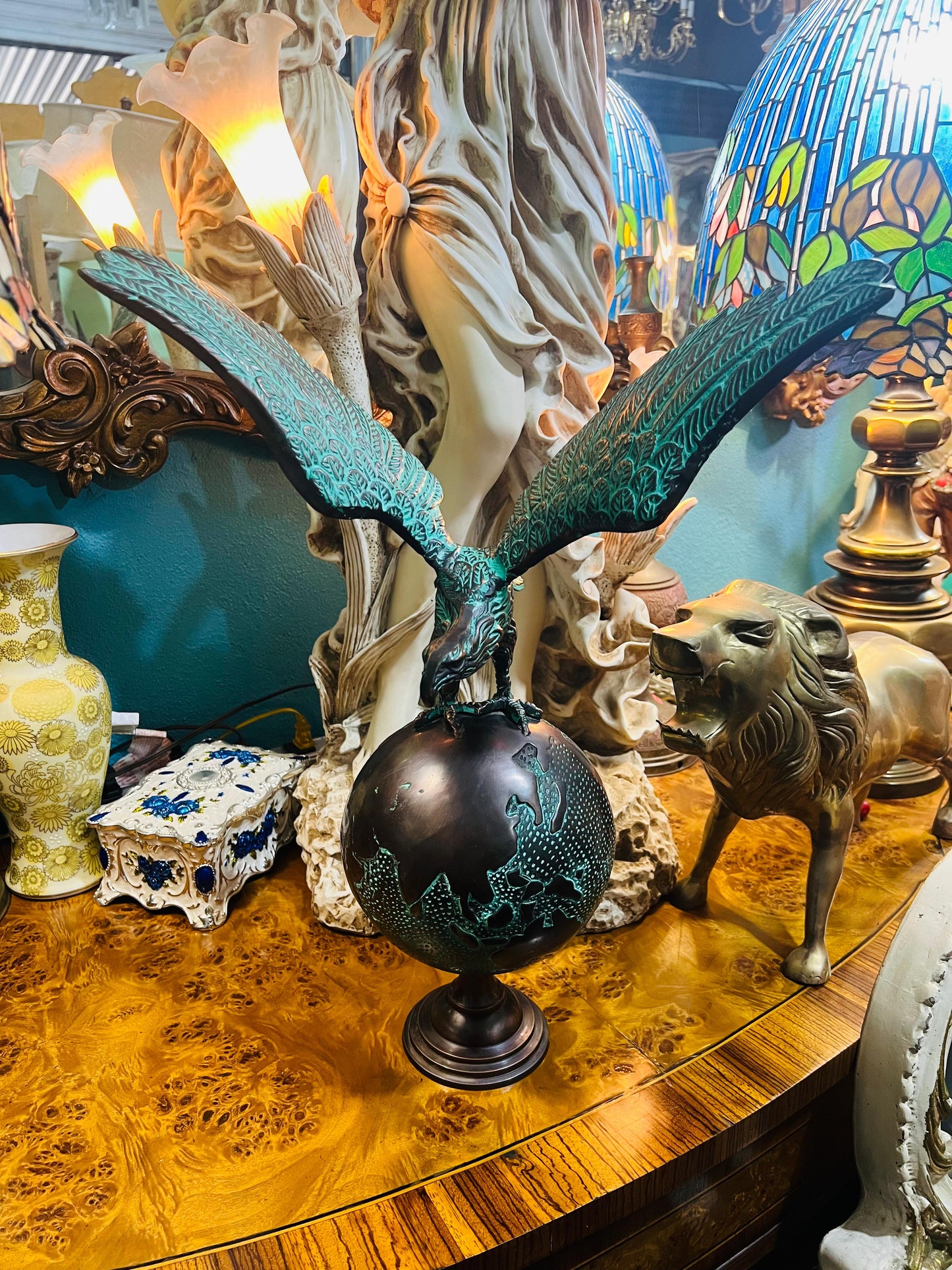 🦅 Escultura en bronce de Águila en Vuelo con Globo Terráqueo en Venta 🦅