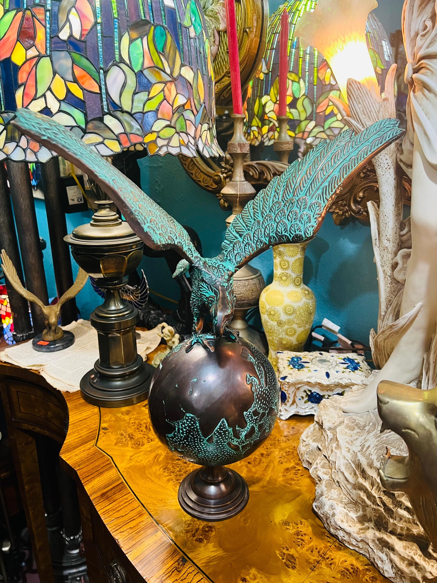 🦅 Escultura en bronce de Águila en Vuelo con Globo Terráqueo en Venta 🦅