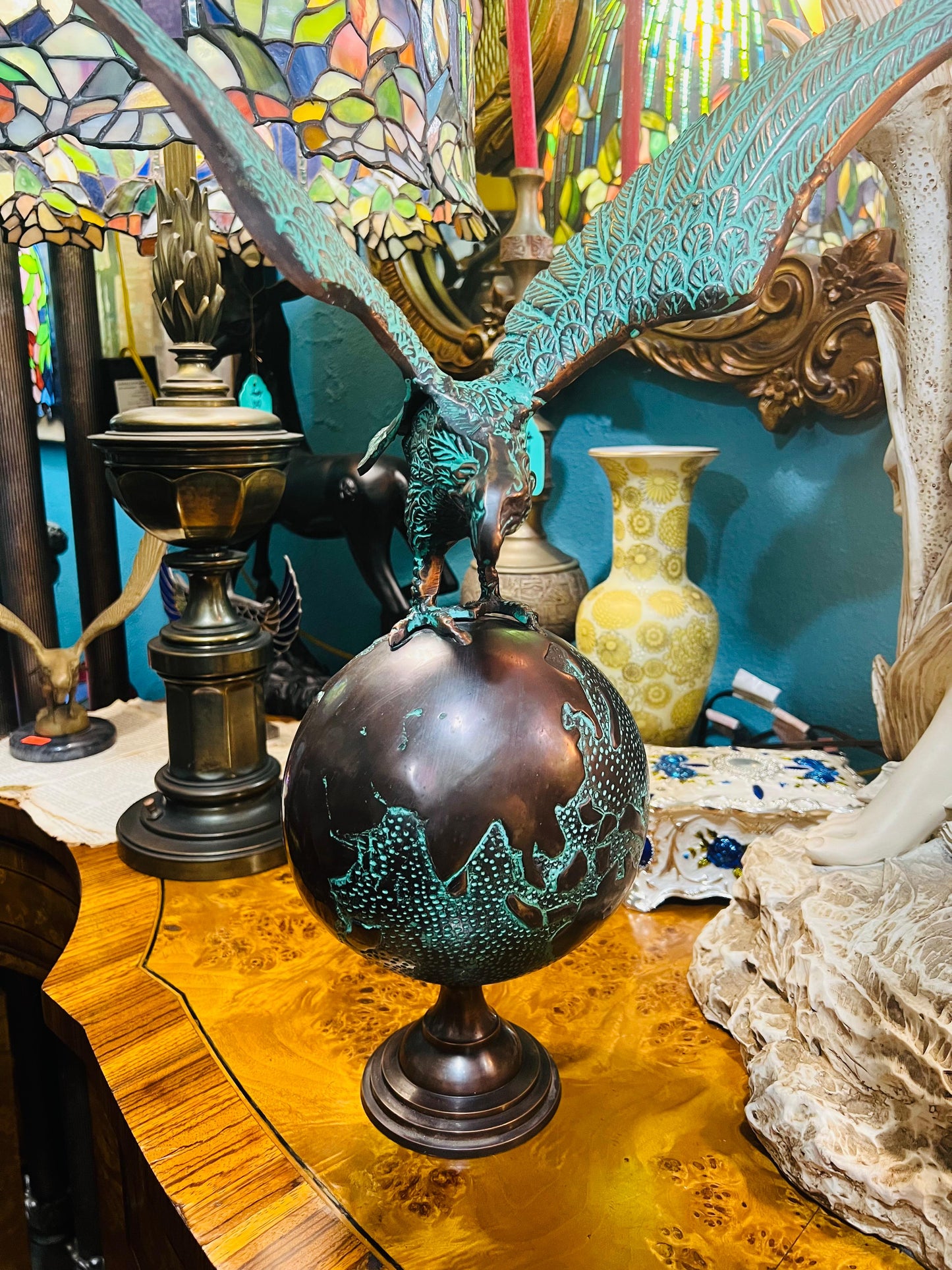 🦅 Escultura en bronce de Águila en Vuelo con Globo Terráqueo en Venta 🦅