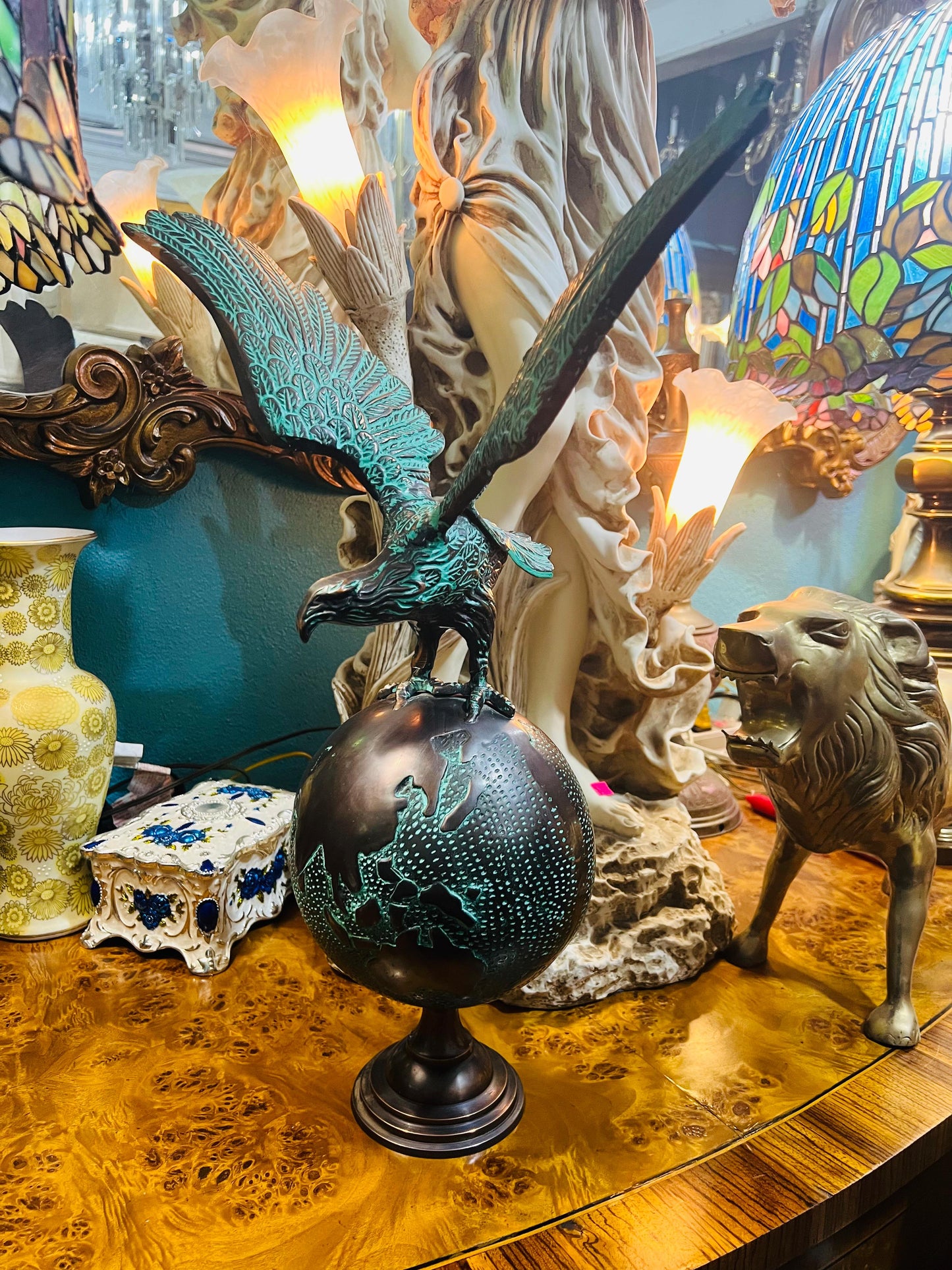🦅 Escultura en bronce de Águila en Vuelo con Globo Terráqueo en Venta 🦅