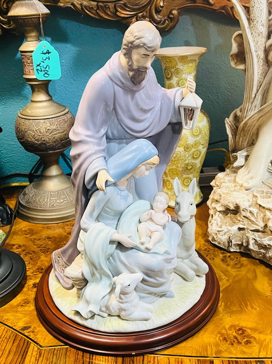 🌟 Representation of the Holy Family in fine porcelain🕊️✨