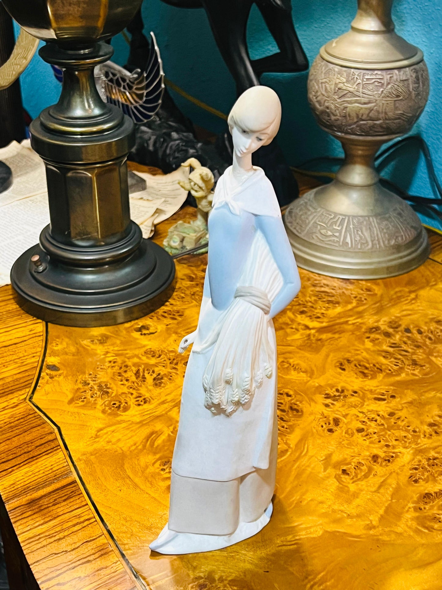 🌾Figura de Porcelana de Mujer con Trigo en Venta 🌾