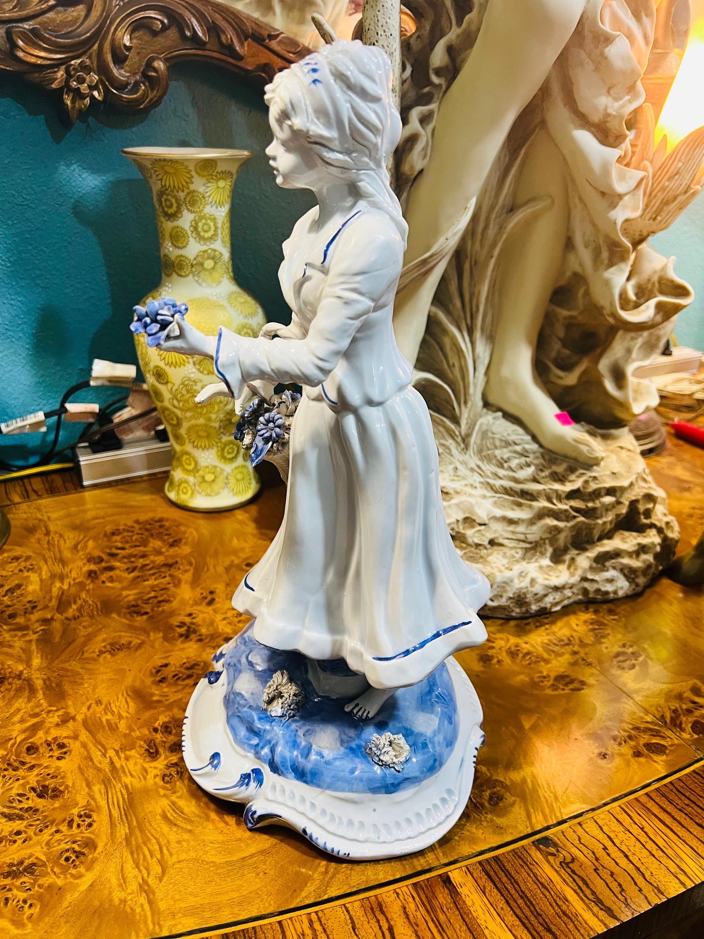 🌸Escultura Vintage de Dama en Porcelana Azul y Blanca🌸