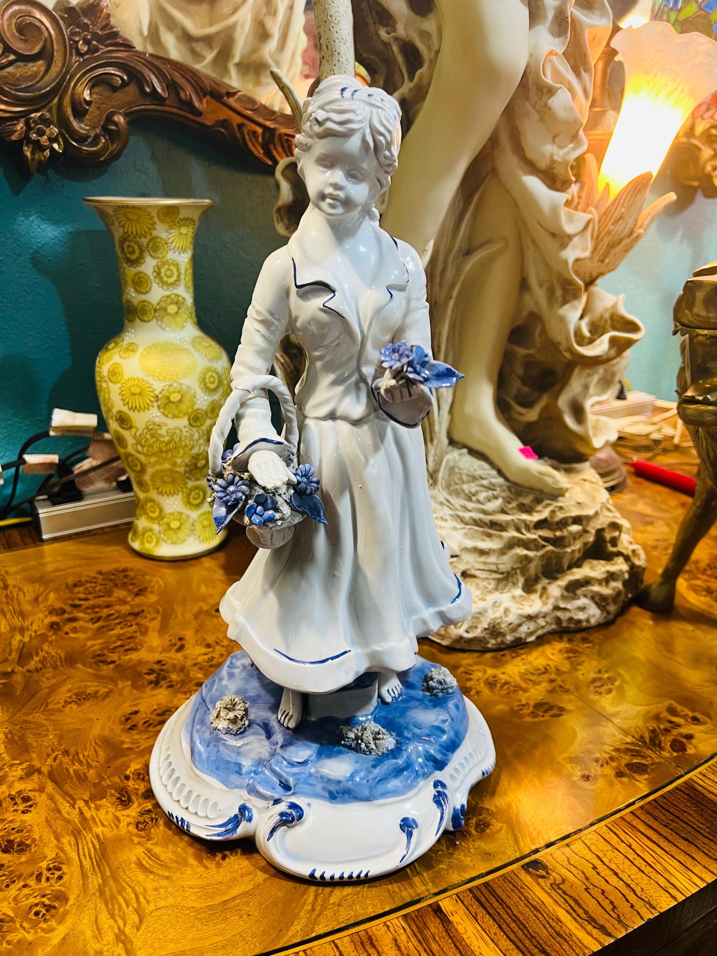 🌸Escultura Vintage de Dama en Porcelana Azul y Blanca🌸